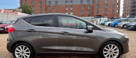 Ford Fiesta TITANIUM.. (NEW SHAPE) 1 PREVIOUS OWNER.5 MAIN DEALER SERVICES.APPLE PLAY. 1