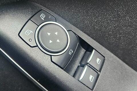 Ford Fiesta TITANIUM.. (NEW SHAPE) 1 PREVIOUS OWNER.5 MAIN DEALER SERVICES.APPLE PLAY. 13