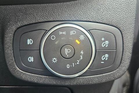 Ford Fiesta TITANIUM.. (NEW SHAPE) 1 PREVIOUS OWNER.5 MAIN DEALER SERVICES.APPLE PLAY. 16