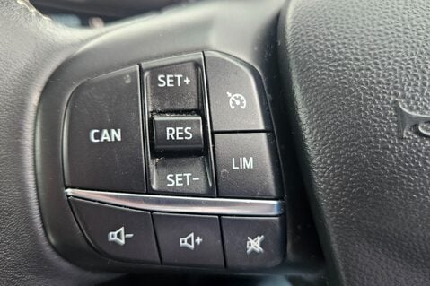 Ford Fiesta TITANIUM.. (NEW SHAPE) 1 PREVIOUS OWNER.5 MAIN DEALER SERVICES.APPLE PLAY. 18