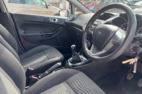 Ford Fiesta ZETEC.. SERVICE HISTORY.. 1 PREVIOUS OWNER.. £35 ROAD TAX 5