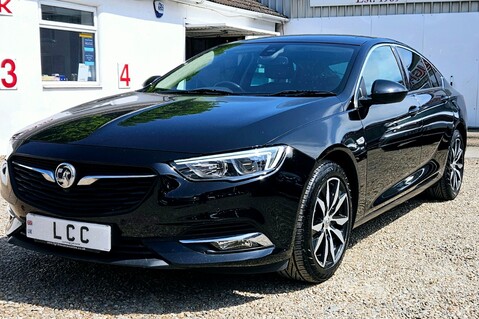 Vauxhall Insignia SRI.. 6 MAIN DEALER SERVICES.. 1 PREVIOUS OWNER 3