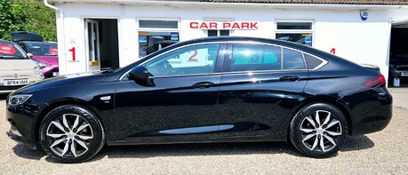 Vauxhall Insignia SRI.. 6 MAIN DEALER SERVICES.. 1 PREVIOUS OWNER 1