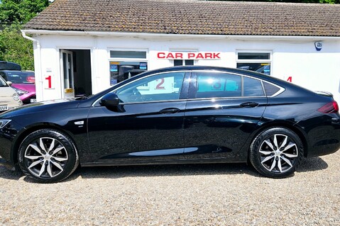 Vauxhall Insignia SRI.. 6 MAIN DEALER SERVICES.. 1 PREVIOUS OWNER 4