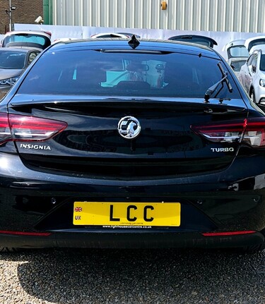 Vauxhall Insignia SRI.. 6 MAIN DEALER SERVICES.. 1 PREVIOUS OWNER 3