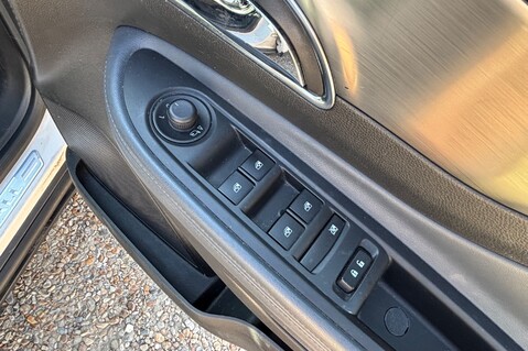 Vauxhall Mokka SE S/S.. 9 SERVICES.. FULL LEATHER.. HEATED STEERING WHEEL & FRONT SEATS..  15
