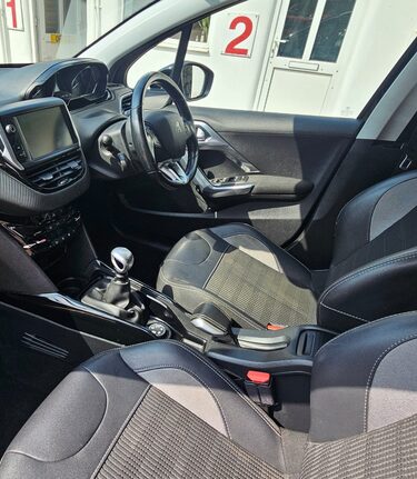 Peugeot 2008 S/S ALLURE.. ONLY ONE OWNER FROM NEW.. 5 SERVICES INCLUDING CAMBELT CHANGE  3