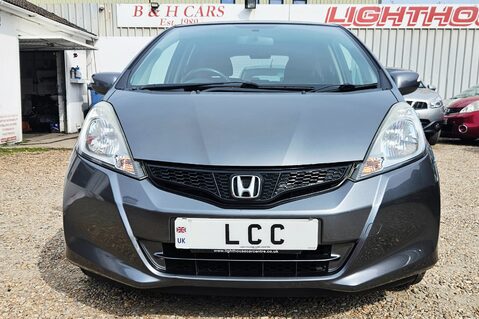 Honda Jazz I-VTEC ES PLUS..1 PREVIOUS OWNER... 9 SERVICES.. STUNNING EXAMPLE..  2