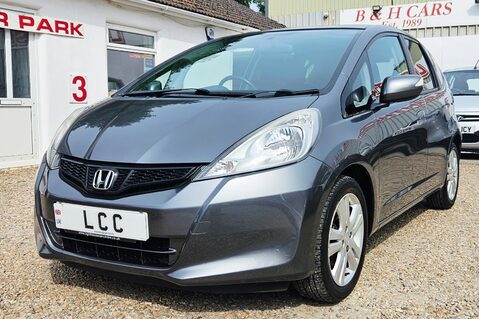 Honda Jazz I-VTEC ES PLUS..1 PREVIOUS OWNER... 9 SERVICES.. STUNNING EXAMPLE..  3