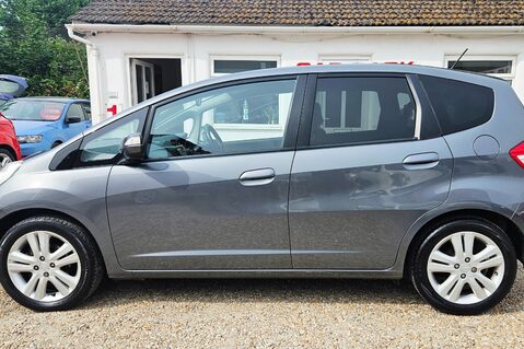 Honda Jazz I-VTEC ES PLUS..1 PREVIOUS OWNER... 9 SERVICES.. STUNNING EXAMPLE..  4
