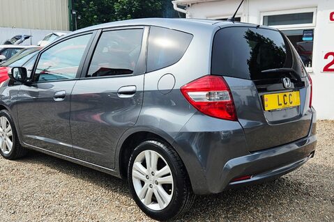 Honda Jazz I-VTEC ES PLUS..1 PREVIOUS OWNER... 9 SERVICES.. STUNNING EXAMPLE..  7