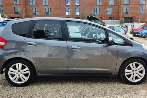 Honda Jazz I-VTEC ES PLUS..1 PREVIOUS OWNER... 9 SERVICES.. STUNNING EXAMPLE..  11