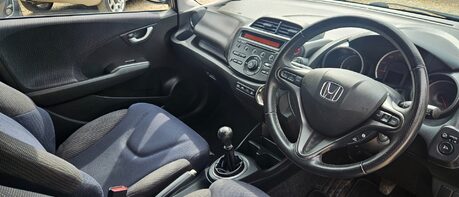 Honda Jazz I-VTEC ES PLUS..1 PREVIOUS OWNER... 9 SERVICES.. STUNNING EXAMPLE..  1