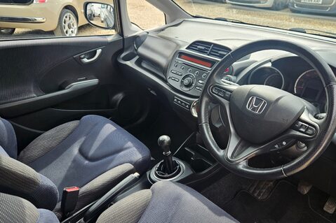 Honda Jazz I-VTEC ES PLUS..1 PREVIOUS OWNER... 9 SERVICES.. STUNNING EXAMPLE..  5