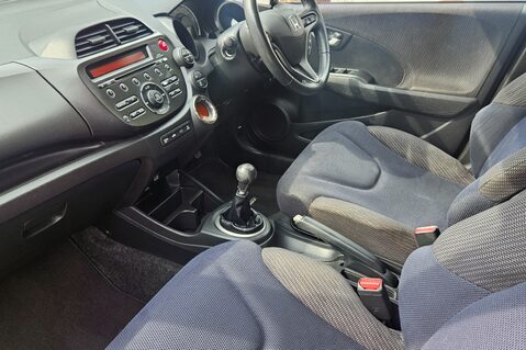 Honda Jazz I-VTEC ES PLUS..1 PREVIOUS OWNER... 9 SERVICES.. STUNNING EXAMPLE..  16