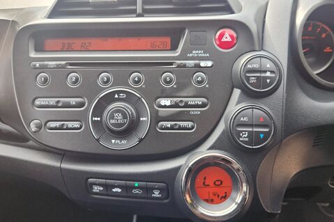 Honda Jazz I-VTEC ES PLUS..1 PREVIOUS OWNER... 9 SERVICES.. STUNNING EXAMPLE..  18