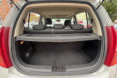 Hyundai i10 STYLE.. ONLY £20 ROAD TAX.. SUNROOF.. LOTS OF HISTORY.. AIR CONDITIONING.. 9