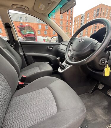 Hyundai i10 STYLE.. ONLY £20 ROAD TAX.. SUNROOF.. LOTS OF HISTORY.. AIR CONDITIONING.. 3