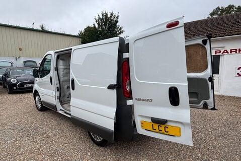 Renault Trafic SL27 DCI 115 SWB.. NO VAT ..11 SERVICES..CHAIN DRIVEN.. LAST OWNER 14 YEARS 12