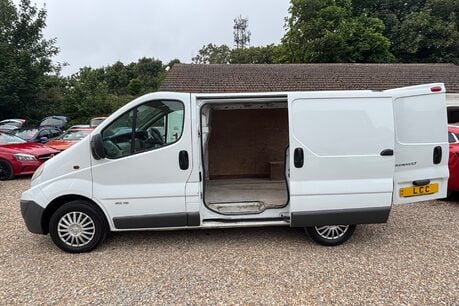 Renault Trafic SL27 DCI 115 SWB.. NO VAT ..11 SERVICES.. CHAIN DRIVEN.. ONE OWNER FROM NEW