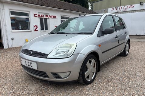 Ford Fiesta ZETEC CLIMATE.. LOW INSURANCE.. SERVICE HISTORY.. IDEAL FIRST CAR 4