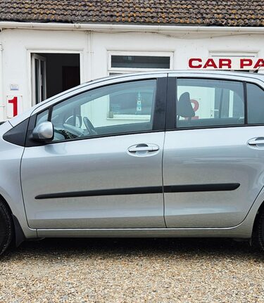 Toyota Yaris TR VVTI..1 PREVIOUS OWNER WITH 13 SERVICES !! 3
