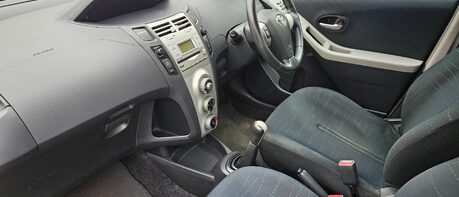 Toyota Yaris TR VVTI..1 PREVIOUS OWNER WITH 13 SERVICES !! 1