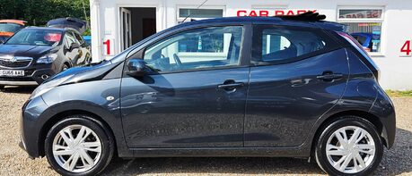Toyota Aygo VVT-I X-PRESSION X-SHIFT.. 8 MAIN DEALER SERVICES.. ELECTRIC SUNROOF.. RARE 1
