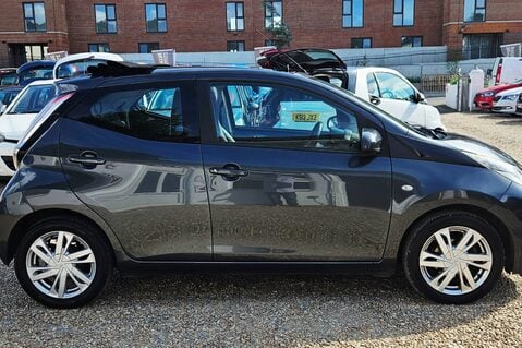 Toyota Aygo VVT-I X-PRESSION X-SHIFT.. 8 MAIN DEALER SERVICES.. ELECTRIC SUNROOF.. RARE 11