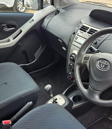 Toyota Yaris TR VVT-I MM.. AUTOMATIC.. AIR CON.. PADDLE SHIFT.. 16 MAIN DEALER SERVICES  3
