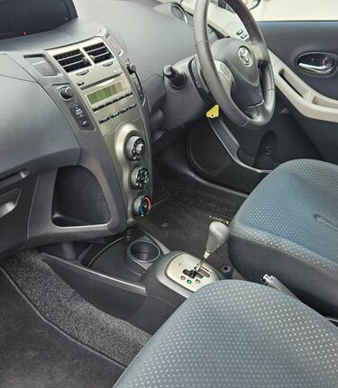 Toyota Yaris TR VVT-I MM.. AUTOMATIC.. AIR CON.. PADDLE SHIFT.. 16 MAIN DEALER SERVICES  3