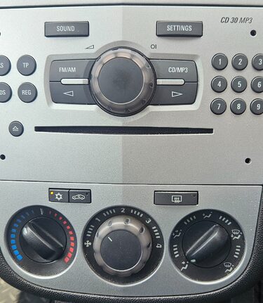 Vauxhall Corsa SXI A/C CDTI.. 10 SERVICES.. LOW INSURANCE GROUP.. £35 ROAD TAX.. A/C..AUX 3