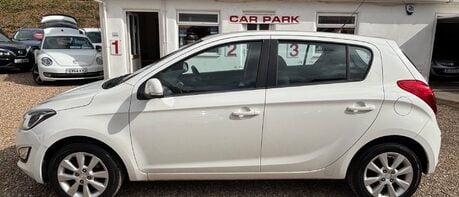Hyundai i20 ACTIVE.. BLUETOOTH.. REVERSING SENSORS.. A/C.. 8 SERVICES.. £35 R/TAX..  1