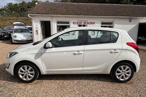 Hyundai i20 ACTIVE.. BLUETOOTH.. REVERSING SENSORS.. A/C.. 8 SERVICES.. £35 R/TAX..  8