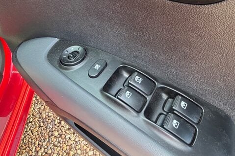 Hyundai i10 COMFORT.. AUTOMATIC.. 16 SERVICES.. A/C.. IDEAL FIRST CAR... LOW INSURANCE 9