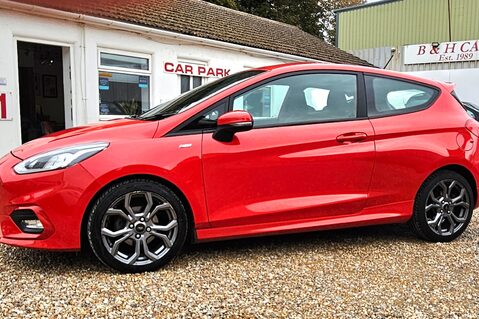 Ford Fiesta ST-LINE LOOK! 1 OWNER FROM NEW!  STUNNING CAR! 6