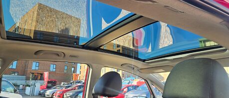 Kia Venga 3 1.6 .. AUTOMATIC.. ELECTRIC SUNROOF.. HEATED FRONT SEATS... 11 SERVICES 1