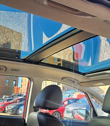 Kia Venga 3 1.6 .. AUTOMATIC.. ELECTRIC SUNROOF.. HEATED FRONT SEATS... 11 SERVICES 3