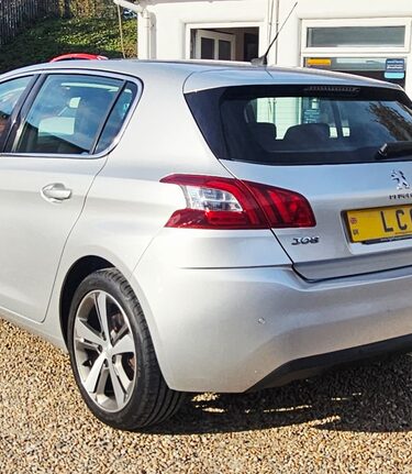 Peugeot 308 PURETECH ALLURE LAST OWNER SINCE 2017..7 SERVICES..SAT NAV.. STUNNING 3