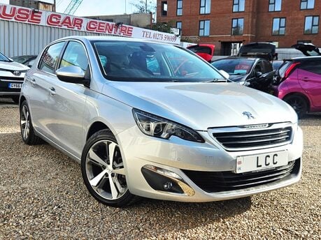 Peugeot 308 PURETECH ALLURE LAST OWNER SINCE 2017..7 SERVICES..SAT NAV.. STUNNING