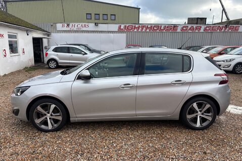 Peugeot 308 PURETECH ALLURE LAST OWNER SINCE 2017..7 SERVICES..SAT NAV.. £35 TAX.. 4