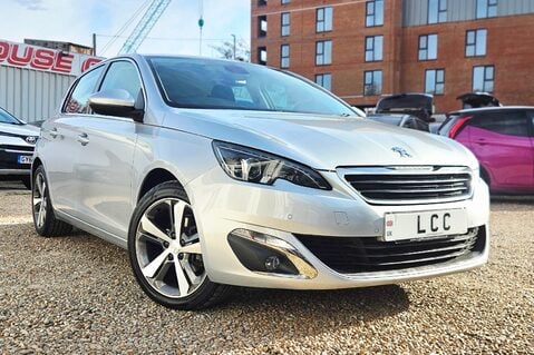 Peugeot 308 PURETECH ALLURE LAST OWNER SINCE 2017..7 SERVICES..SAT NAV.. STUNNING 2