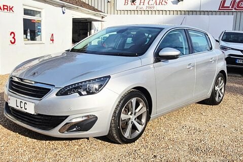 Peugeot 308 PURETECH ALLURE LAST OWNER SINCE 2017..7 SERVICES..SAT NAV.. STUNNING 4