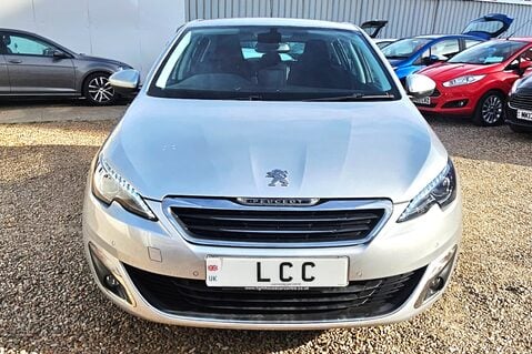 Peugeot 308 PURETECH ALLURE LAST OWNER SINCE 2017..7 SERVICES..SAT NAV.. STUNNING 5