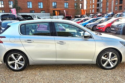 Peugeot 308 PURETECH ALLURE LAST OWNER SINCE 2017..7 SERVICES..SAT NAV.. STUNNING 13