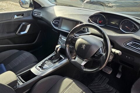 Peugeot 308 PURETECH ALLURE LAST OWNER SINCE 2017..7 SERVICES..SAT NAV.. STUNNING 14