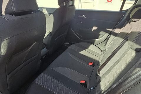 Peugeot 308 PURETECH ALLURE LAST OWNER SINCE 2017..7 SERVICES..SAT NAV.. STUNNING 18