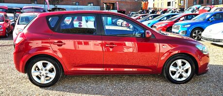 Kia Ceed 1.6 CRDI 2 LOOK! ONLY 59000 MILES! 13 SERVICES LAST ONE AT 58K £35 R/TAX! 1