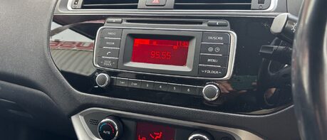 Kia Rio 2 ISG.. 1 PREVIOUS KEEPER.. £35 ROAD TAX.. 11 SERVICE STAMPS.LAST ONE @63K 1