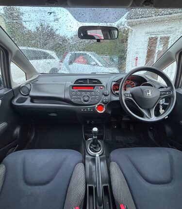 Honda Jazz I-VTEC ES..12 SERVICES LAST ONE @75K .. BEST COLOUR !!.. 1 PREVIOUS KEEPER  3